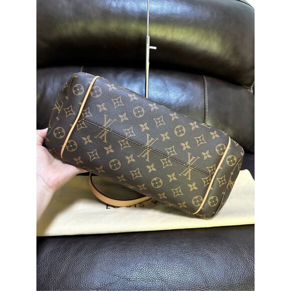 Louis Vuitton Totally MM Tote - Picture 11 of 14